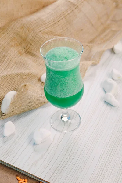 Lokantadaki masada alkol kokteyli.