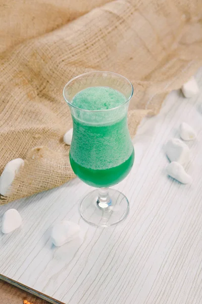 Lokantadaki masada alkol kokteyli.