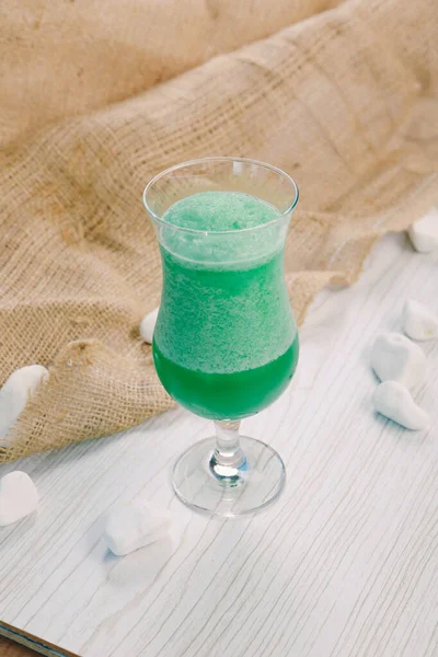 Lokantadaki masada alkol kokteyli.