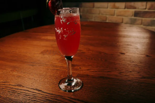 Lokantadaki masada alkol kokteyli.