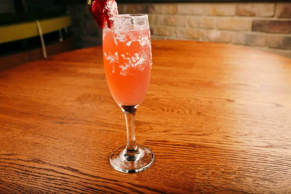 Lokantadaki masada alkol kokteyli.