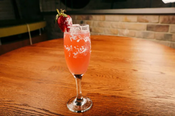 Lokantadaki masada alkol kokteyli.