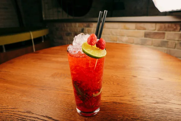 Lokantadaki masada alkol kokteyli.