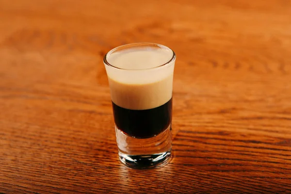 Lokantadaki masada alkol kokteyli.