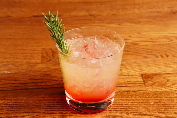 Lokantadaki masada alkol kokteyli.