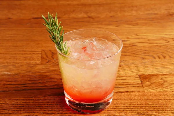 Lokantadaki masada alkol kokteyli.