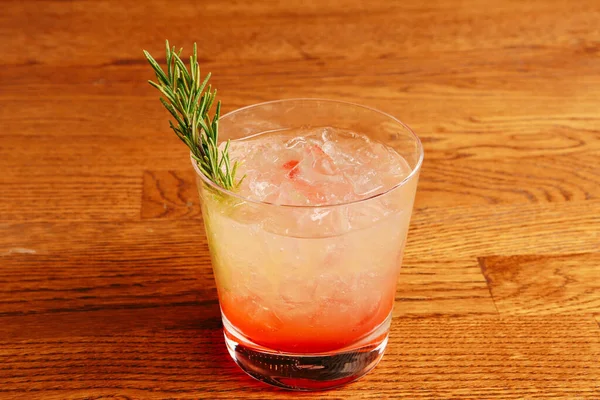 Lokantadaki masada alkol kokteyli.