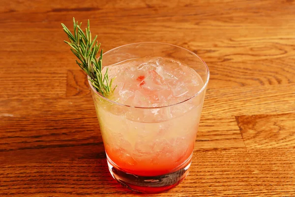 Lokantadaki masada alkol kokteyli.