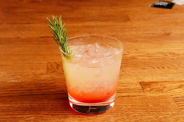 Lokantadaki masada alkol kokteyli.