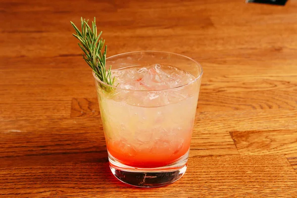 Lokantadaki masada alkol kokteyli.