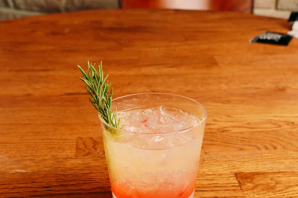 Lokantadaki masada alkol kokteyli.