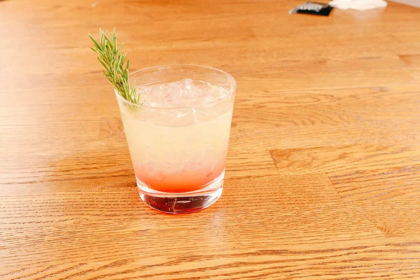 Lokantadaki masada alkol kokteyli.