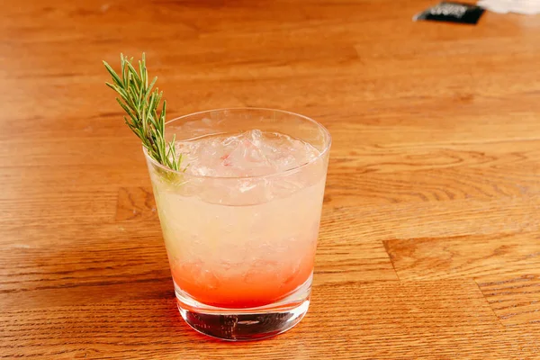 Lokantadaki masada alkol kokteyli.