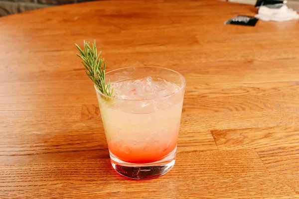 Lokantadaki masada alkol kokteyli.