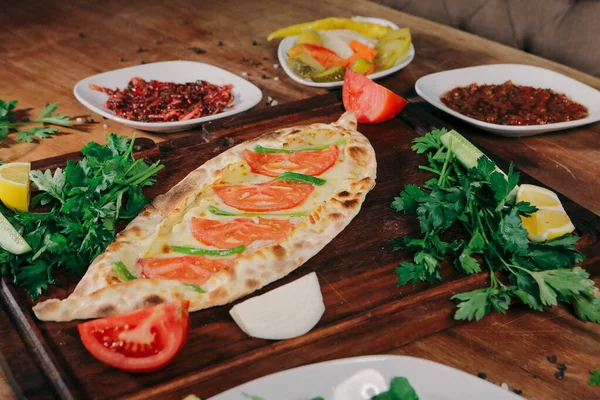 Geleneksel Türkçe fırında pide. Türk pizzası, Orta Doğu aperatifleri. Türk mutfağı. Et ile doldurulmuş çam