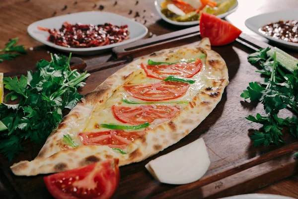 Geleneksel Türkçe fırında pide. Türk pizzası, Orta Doğu aperatifleri. Türk mutfağı. Et ile doldurulmuş çam