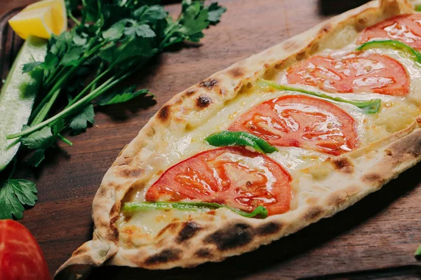 Geleneksel Türkçe fırında pide. Türk pizzası, Orta Doğu aperatifleri. Türk mutfağı. Et ile doldurulmuş çam