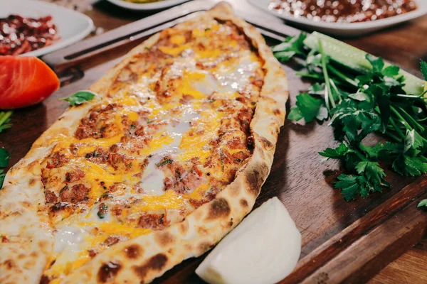 Geleneksel Türkçe fırında pide. Türk pizzası, Orta Doğu aperatifleri. Türk mutfağı. Et ile doldurulmuş çam