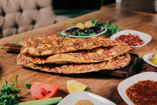 Geleneksel Türkçe fırında pide. Türk pizzası, Orta Doğu aperatifleri. Türk mutfağı. Et ile doldurulmuş çam