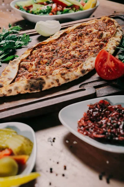 Geleneksel Türkçe fırında pide. Türk pizzası, Orta Doğu aperatifleri. Türk mutfağı. Et ile doldurulmuş çam