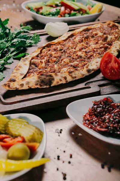 Geleneksel Türkçe fırında pide. Türk pizzası, Orta Doğu aperatifleri. Türk mutfağı. Et ile doldurulmuş çam