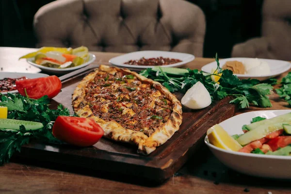 Geleneksel Türkçe fırında pide. Türk pizzası, Orta Doğu aperatifleri. Türk mutfağı. Et ile doldurulmuş çam