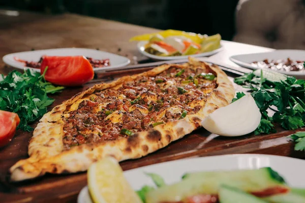 Geleneksel Türkçe fırında pide. Türk pizzası, Orta Doğu aperatifleri. Türk mutfağı. Et ile doldurulmuş çam
