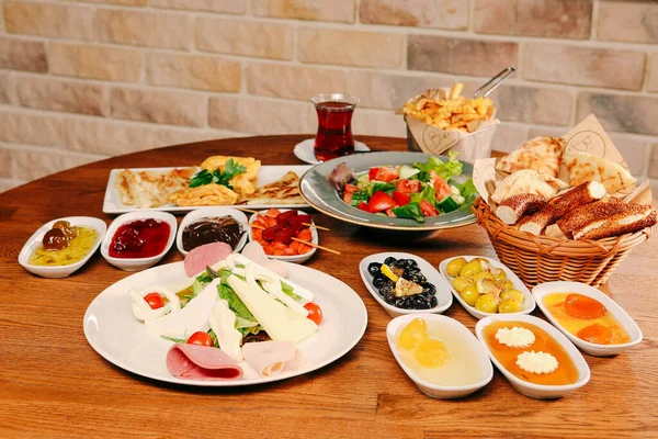 zengin ve leziz Türk Kahvaltı