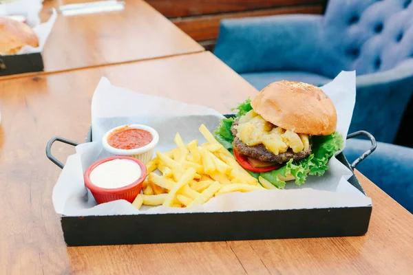 Taze sebzeli ev yapımı hamburger.