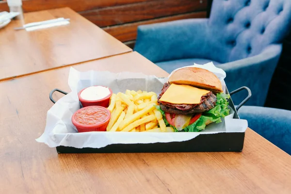 Taze sebzeli ev yapımı hamburger.