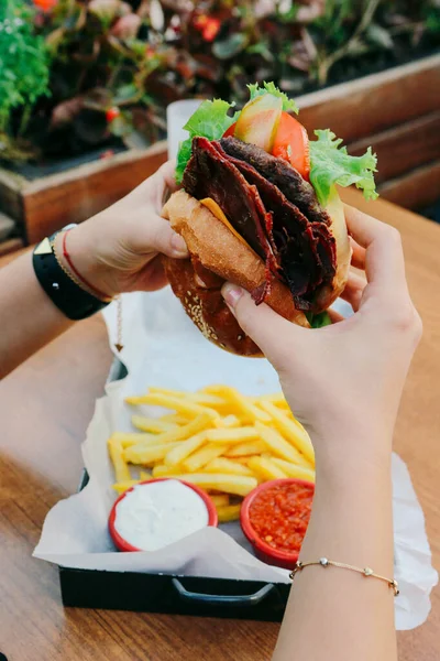 Taze sebzeli ev yapımı hamburger.