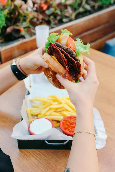 Taze sebzeli ev yapımı hamburger.