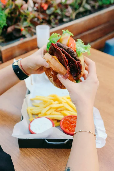 Taze sebzeli ev yapımı hamburger.