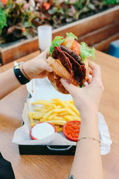 Taze sebzeli ev yapımı hamburger.