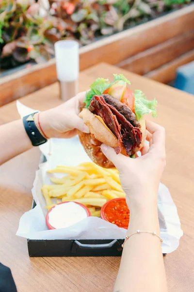 Taze sebzeli ev yapımı hamburger.