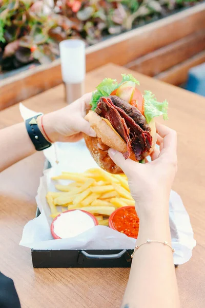 Taze sebzeli ev yapımı hamburger.