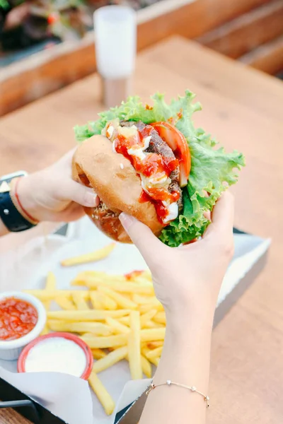 Taze sebzeli ev yapımı hamburger.