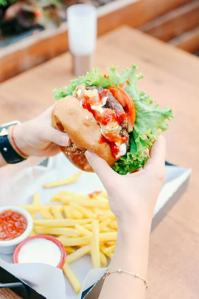 Taze sebzeli ev yapımı hamburger.