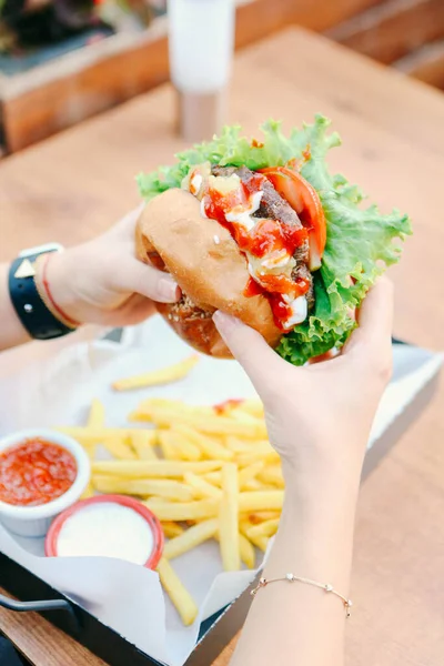 Taze sebzeli ev yapımı hamburger.