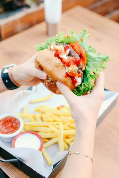 Taze sebzeli ev yapımı hamburger.