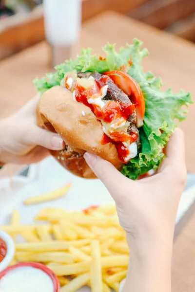 Taze sebzeli ev yapımı hamburger.