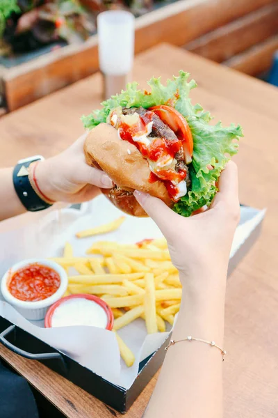 Taze sebzeli ev yapımı hamburger.