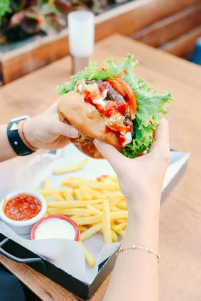 Taze sebzeli ev yapımı hamburger.