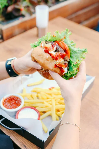 Taze sebzeli ev yapımı hamburger.