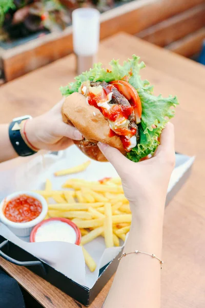 Taze sebzeli ev yapımı hamburger.