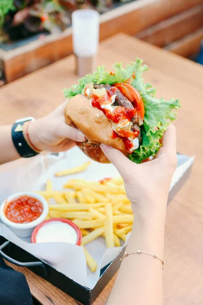 Taze sebzeli ev yapımı hamburger.