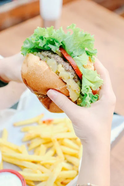 Taze sebzeli ev yapımı hamburger.