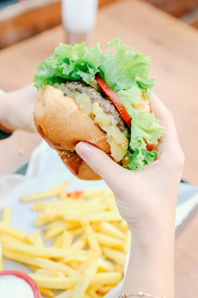 Taze sebzeli ev yapımı hamburger.