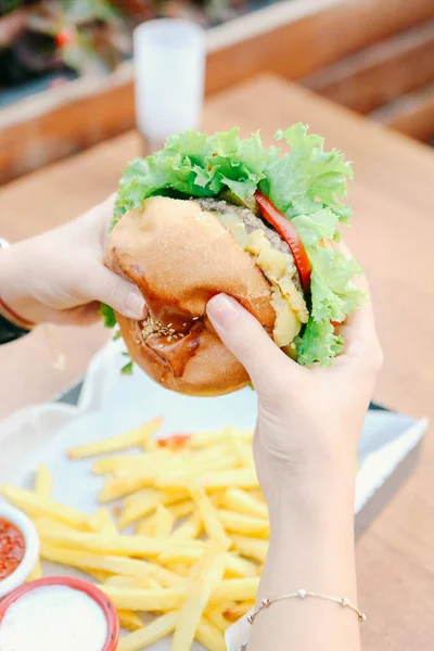 Taze sebzeli ev yapımı hamburger.