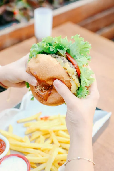 Taze sebzeli ev yapımı hamburger.